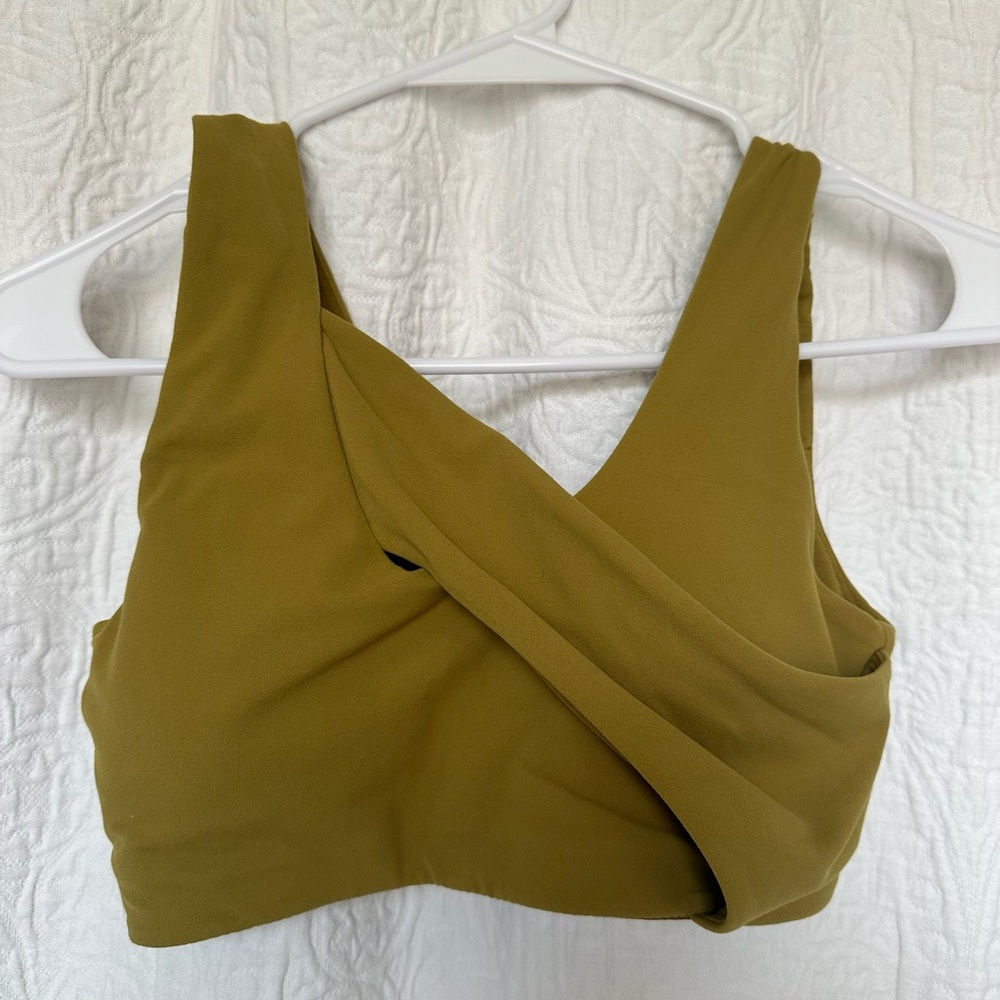 Lululemon women’s sport bra